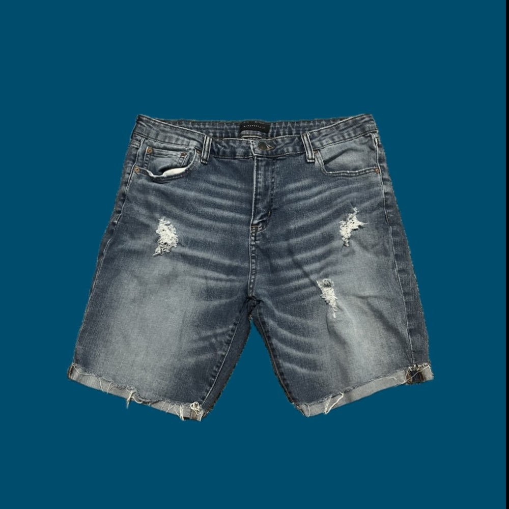 Aeropostale women’s slightly distressed slim shorts size 38